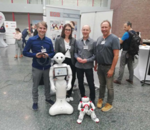 Bild von Bob und EGB-Lehrern – der erste humanoide NAO-Roboter am EGB – eröffnete mit der Moderatorin Kerstin Stromberg-Mallmann die SmartCity Konferenz Köln 2019