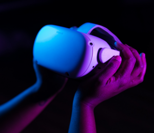 Hand hält VR-Brille in der Hand